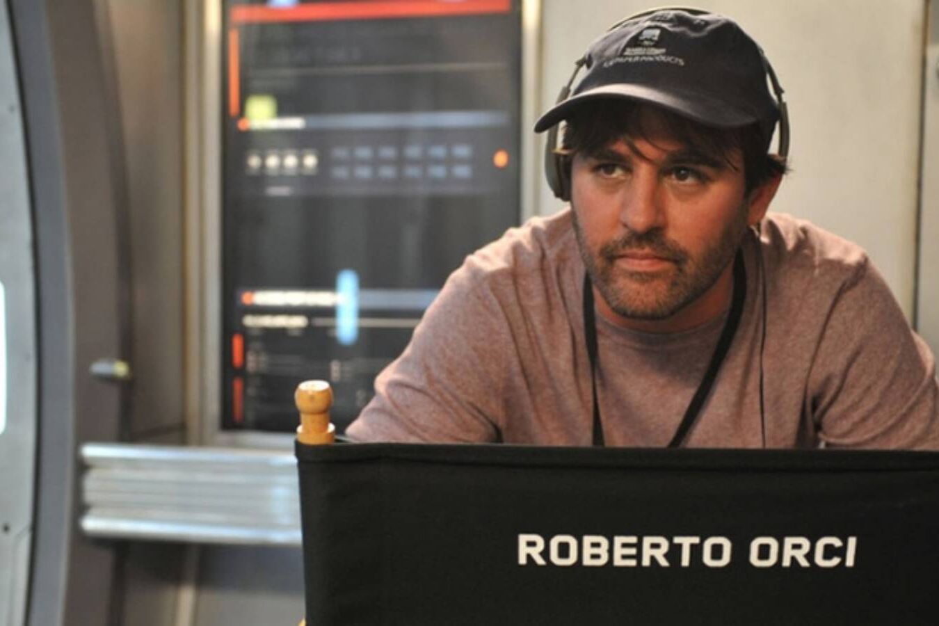 Roteirista de Transformers é acusado de agressão doméstica e sexual pela ex-esposa