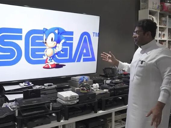 Homem conecta 444 consoles em televisor para quebrar recorde mundial