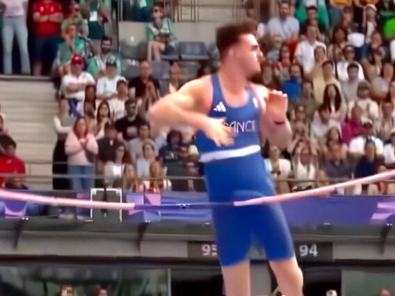 Atleta de salto com vara que viralizou recebe proposta inusitada +18