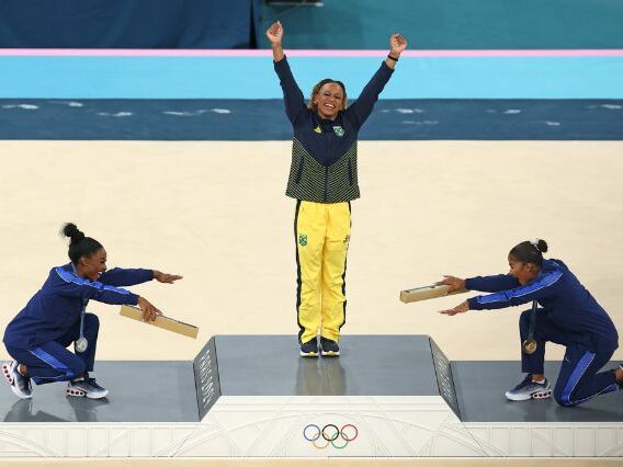 Michelle Obama exalta gesto de Simone Biles com Rebeca Andrade