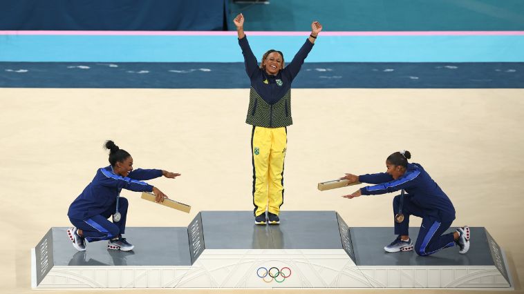 Michelle Obama exalta gesto de Simone Biles com Rebeca Andrade