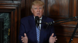 Donald Trump em podcast, em 2022 - Foto: YouTube