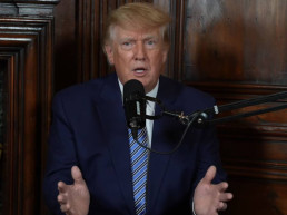 Donald Trump em podcast, em 2022 - Foto: YouTube