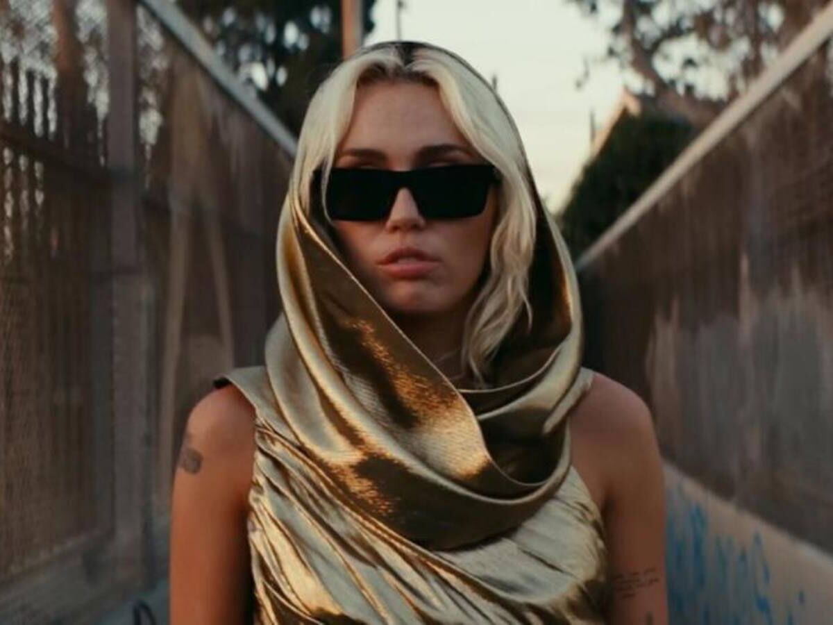 Miley Cyrus no clipe de Flowers - Foto: YouTube