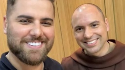 Zé Neto com o religioso frei Gilson - Foto: Reprodução / Instagram @zenetotoscanooficial