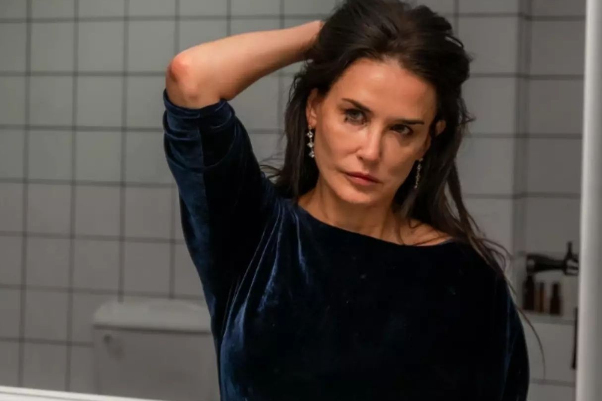 Público tem abandonado sessões de novo filme com Demi Moore por ser violento demais