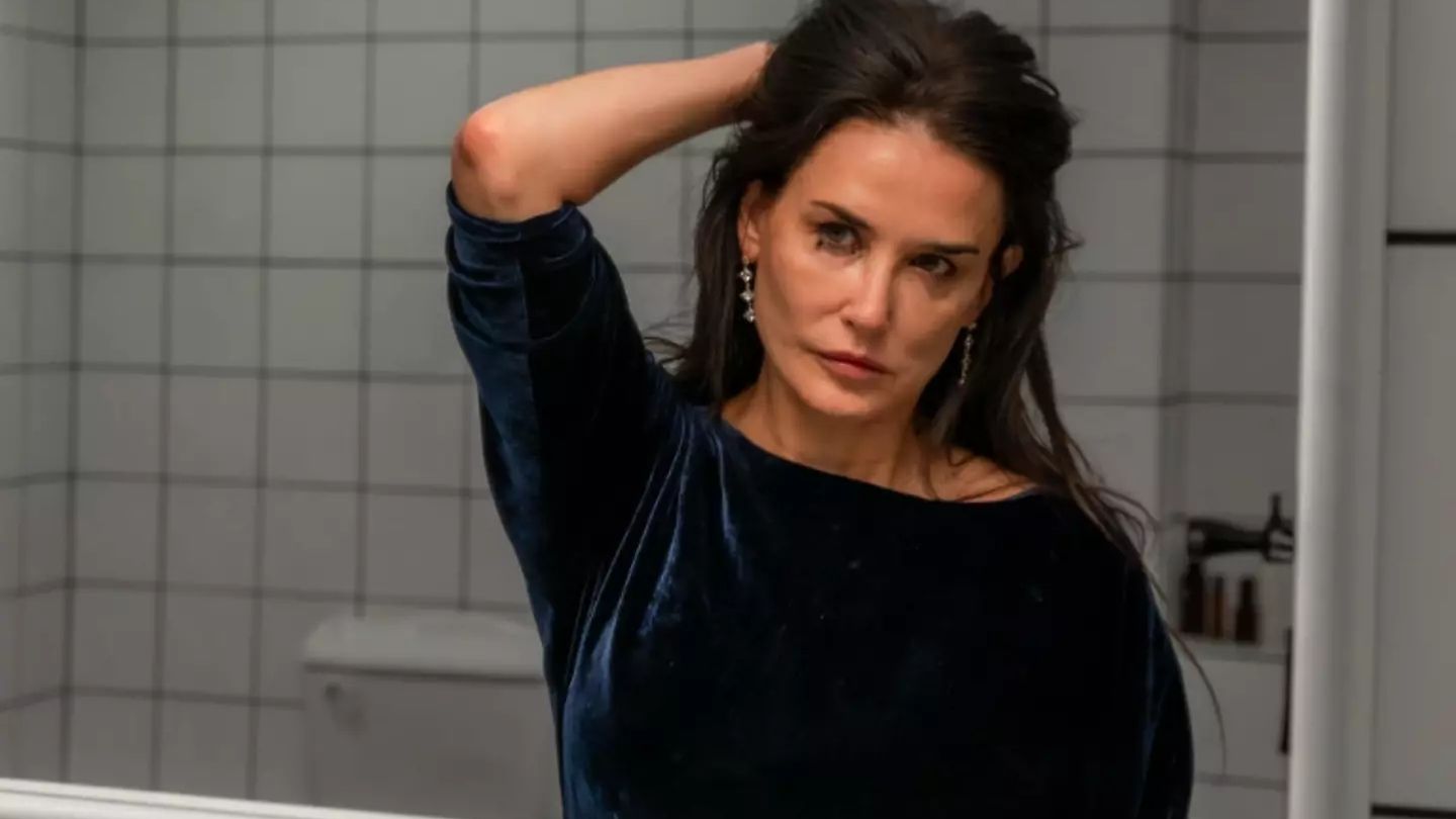 Público tem abandonado sessões de novo filme com Demi Moore por ser violento demais