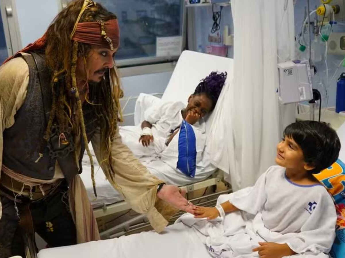 Johnny Depp visita hospital fantasiado de Jack Sparrow mesmo demitido da Disney