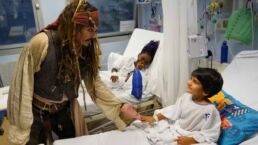 Johnny Depp visita hospital fantasiado de Jack Sparrow mesmo demitido da Disney