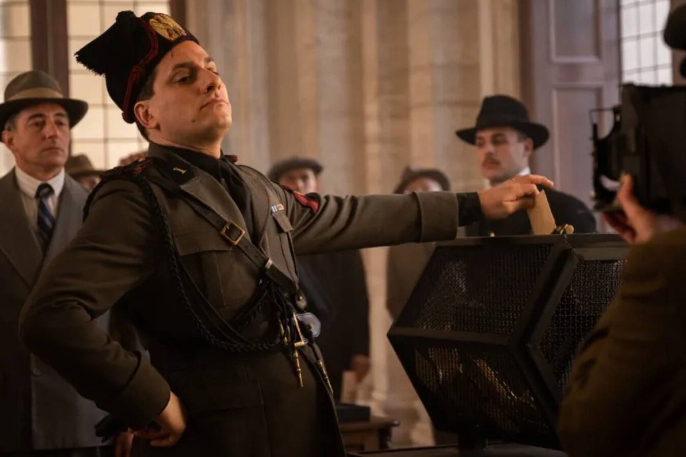 Diretor fala da série sobre Benito Mussolini: 'é um aviso contra a extrema-direita'