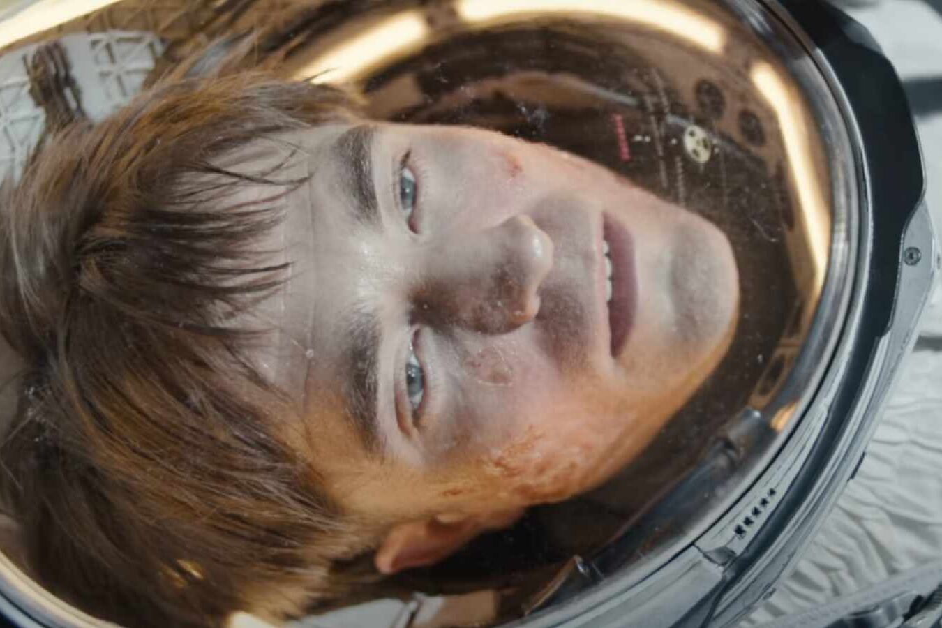 Robert Pattinson morre infinitamente no trailer de Mickey 17