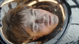 Robert Pattinson morre infinitamente no trailer de Mickey 17