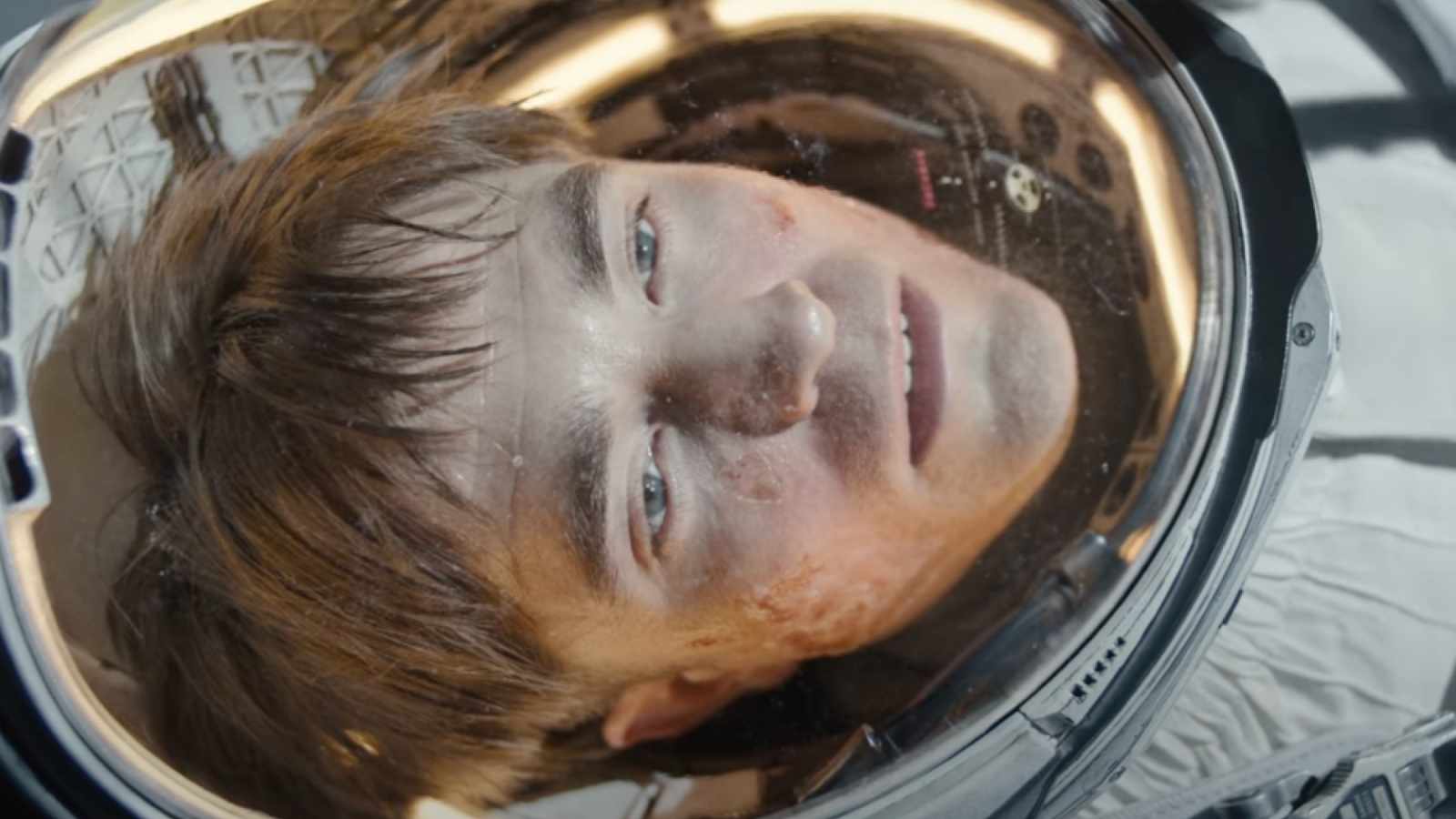 Robert Pattinson morre infinitamente no trailer de Mickey 17