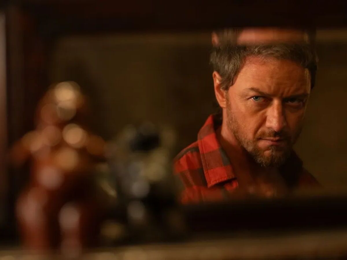 James McAvoy defende remakes hollywoodianos: 'não há problema em refazer histórias'