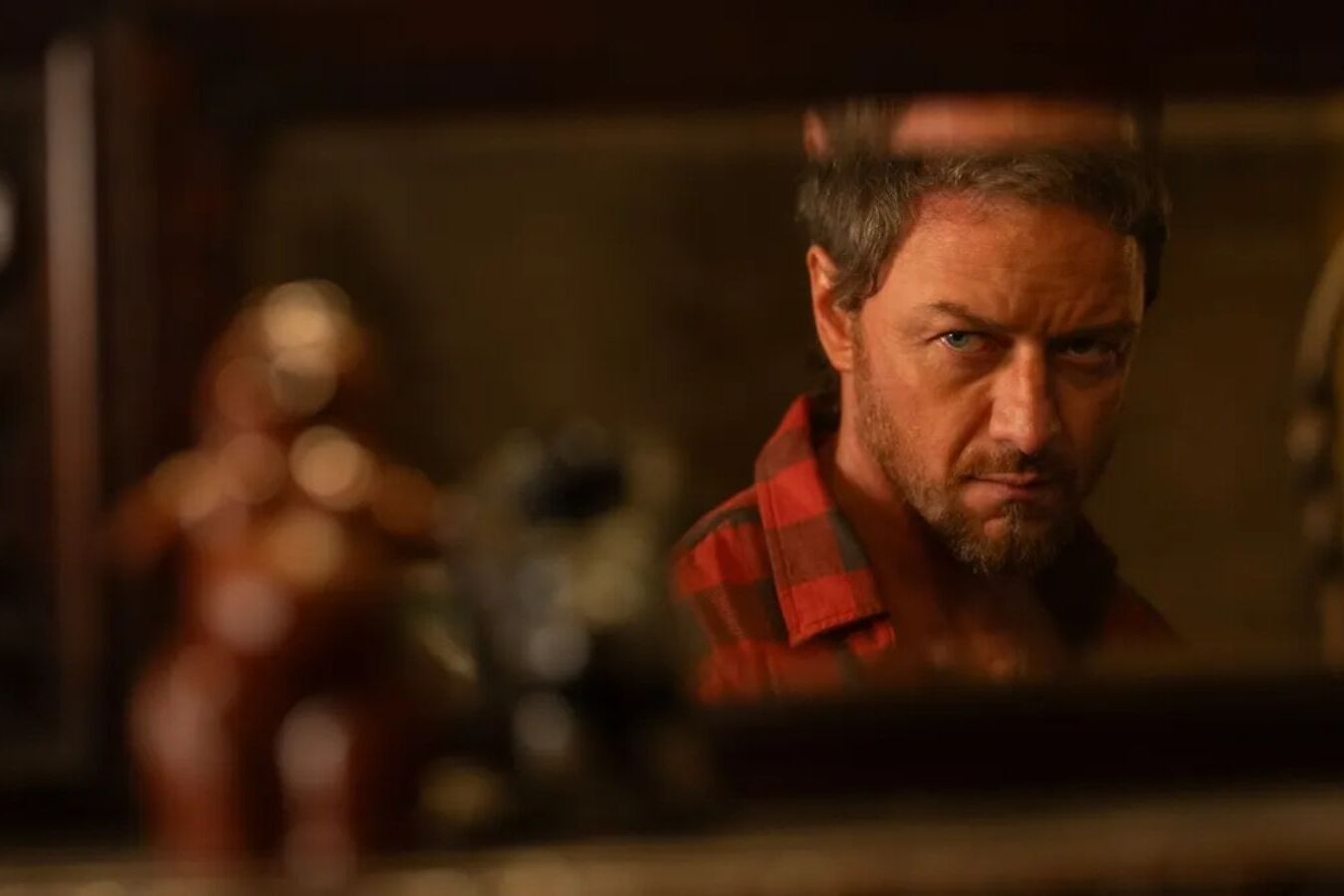 James McAvoy defende remakes hollywoodianos: 'não há problema em refazer histórias'