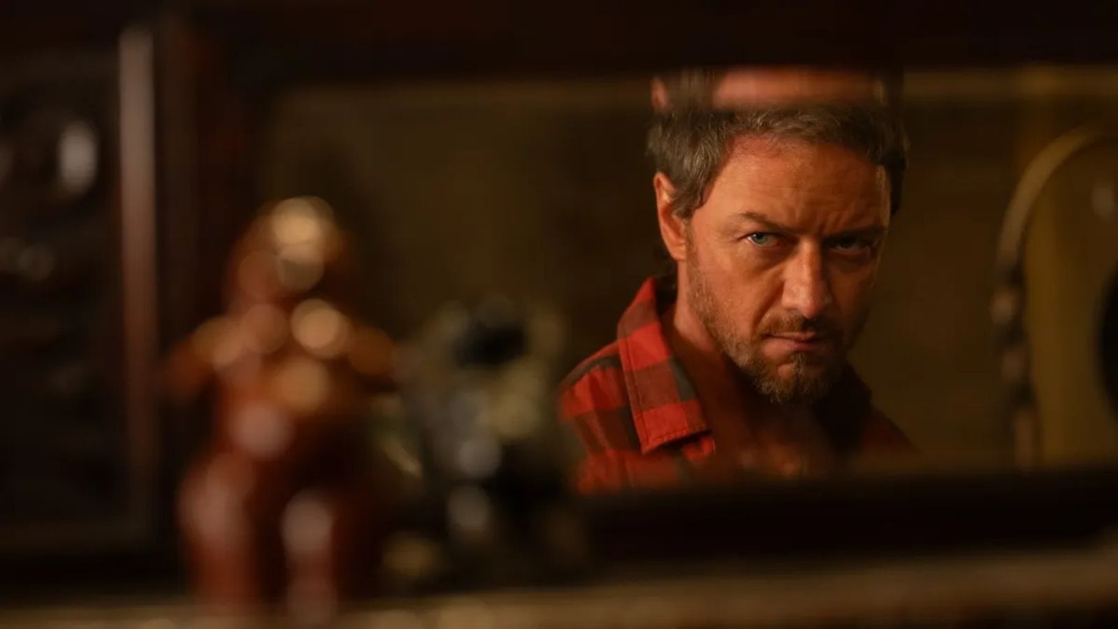 James McAvoy defende remakes hollywoodianos: 'não há problema em refazer histórias'