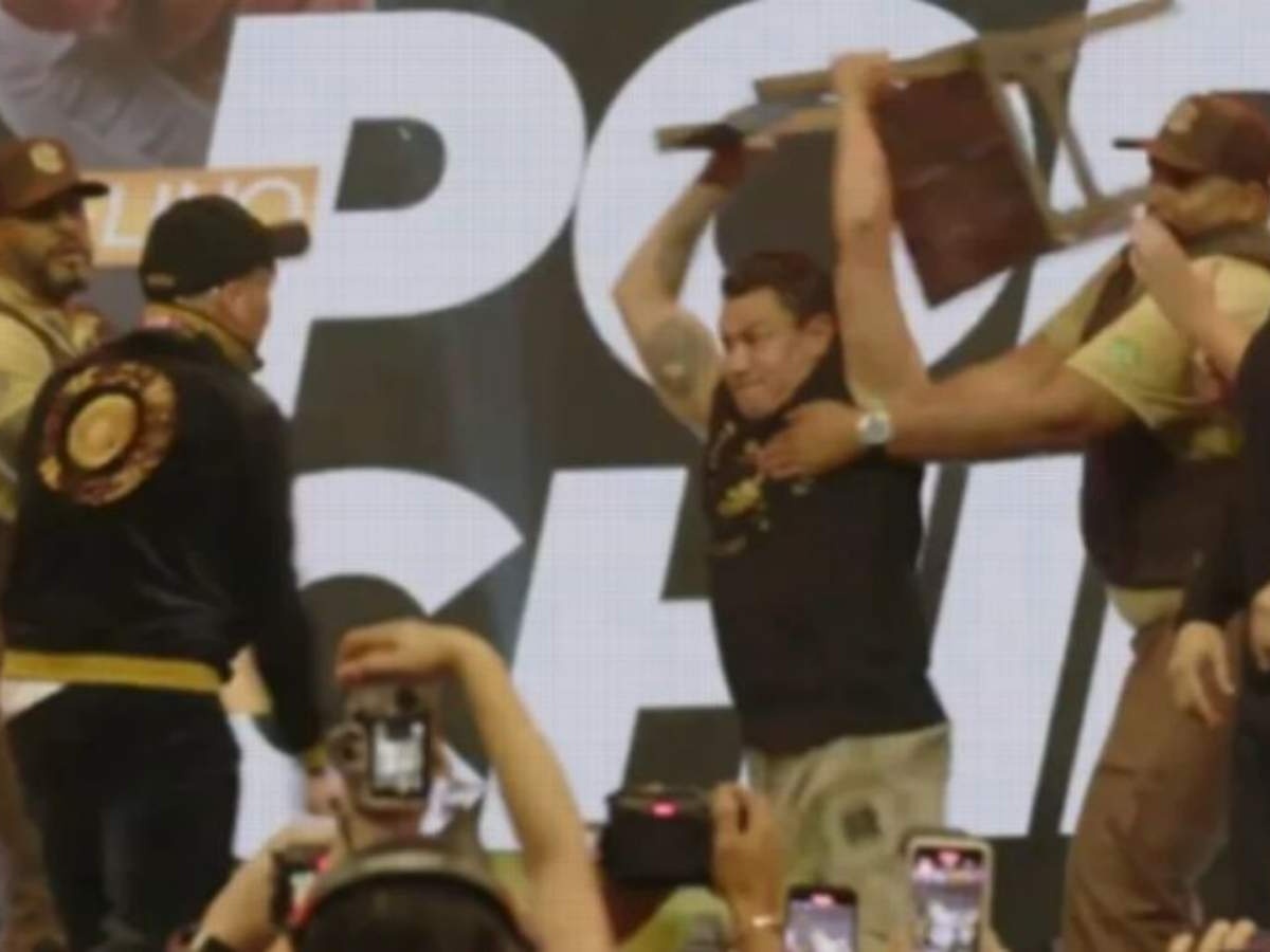 Popó acerta cadeirada em rival argentino em coletiva de imprensa