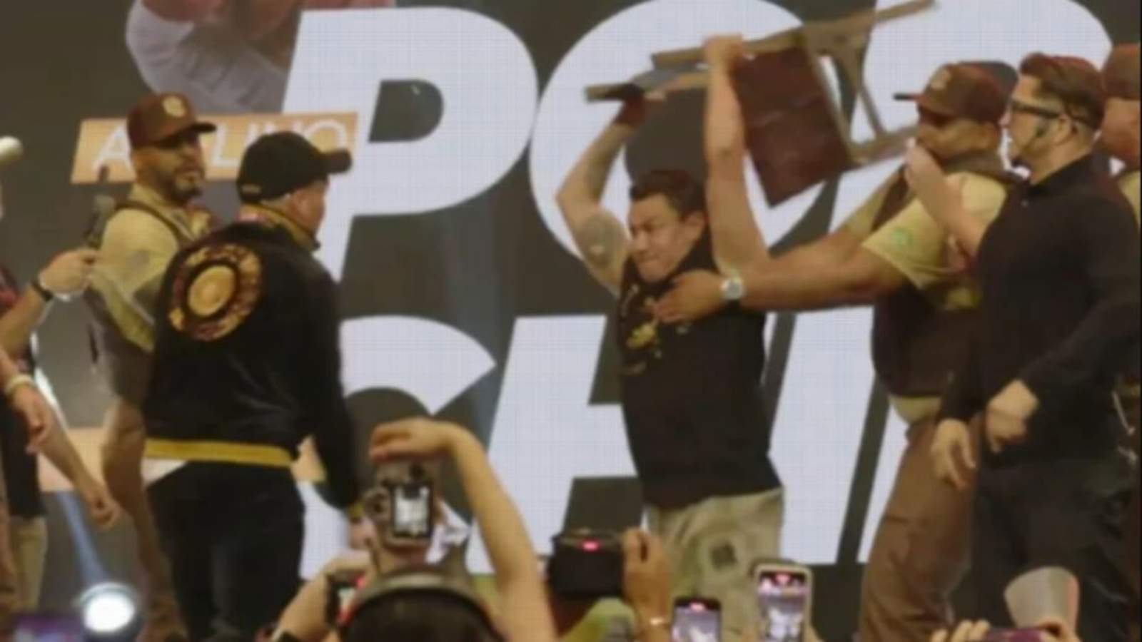 Popó acerta cadeirada em rival argentino em coletiva de imprensa