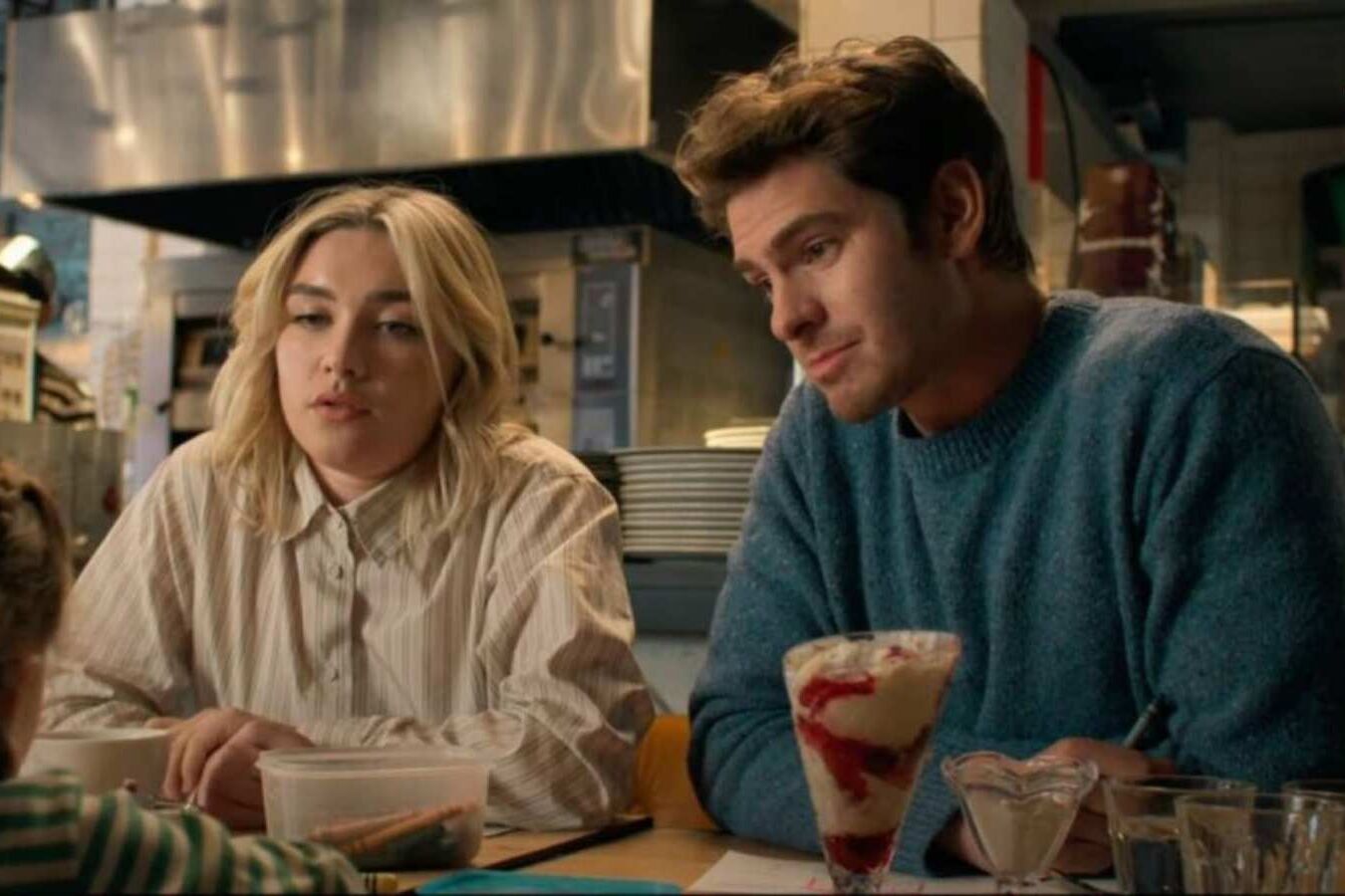 Atriz raspou o cabelo em drama romântico com Andrew Garfield