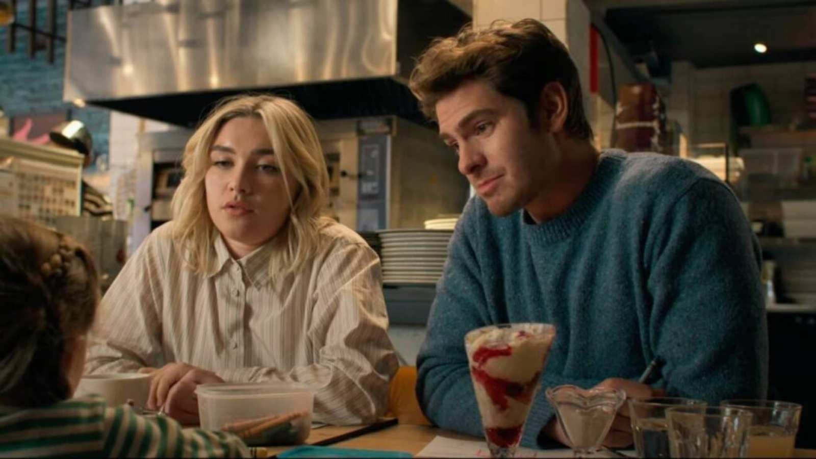 Atriz raspou o cabelo em drama romântico com Andrew Garfield