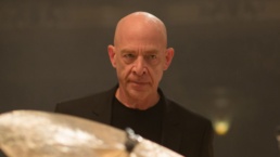 J.K. Simmons achava que diretor de Whiplash era negro: 'mas era um moleque de Nova Jersey'