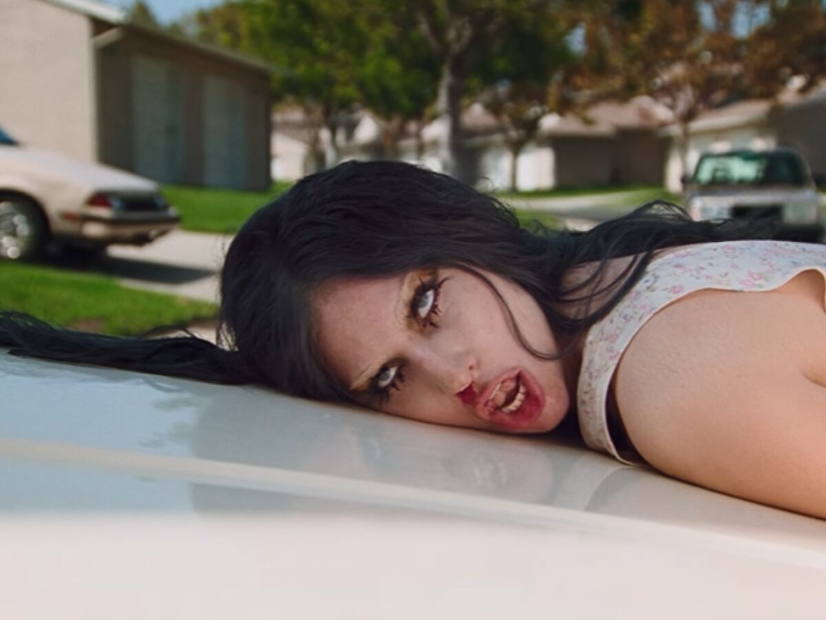 Lady Gaga no clipe de Disease - Foto: YouTube