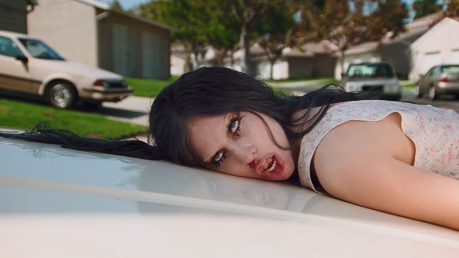 Lady Gaga no clipe de Disease - Foto: YouTube