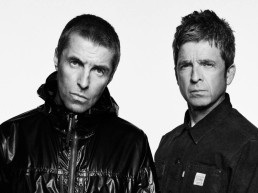 O irmãos Gallagher, do Oasis; Ticketmaster cancelou ingressos comprados por cambistas - Foto: Reprodução