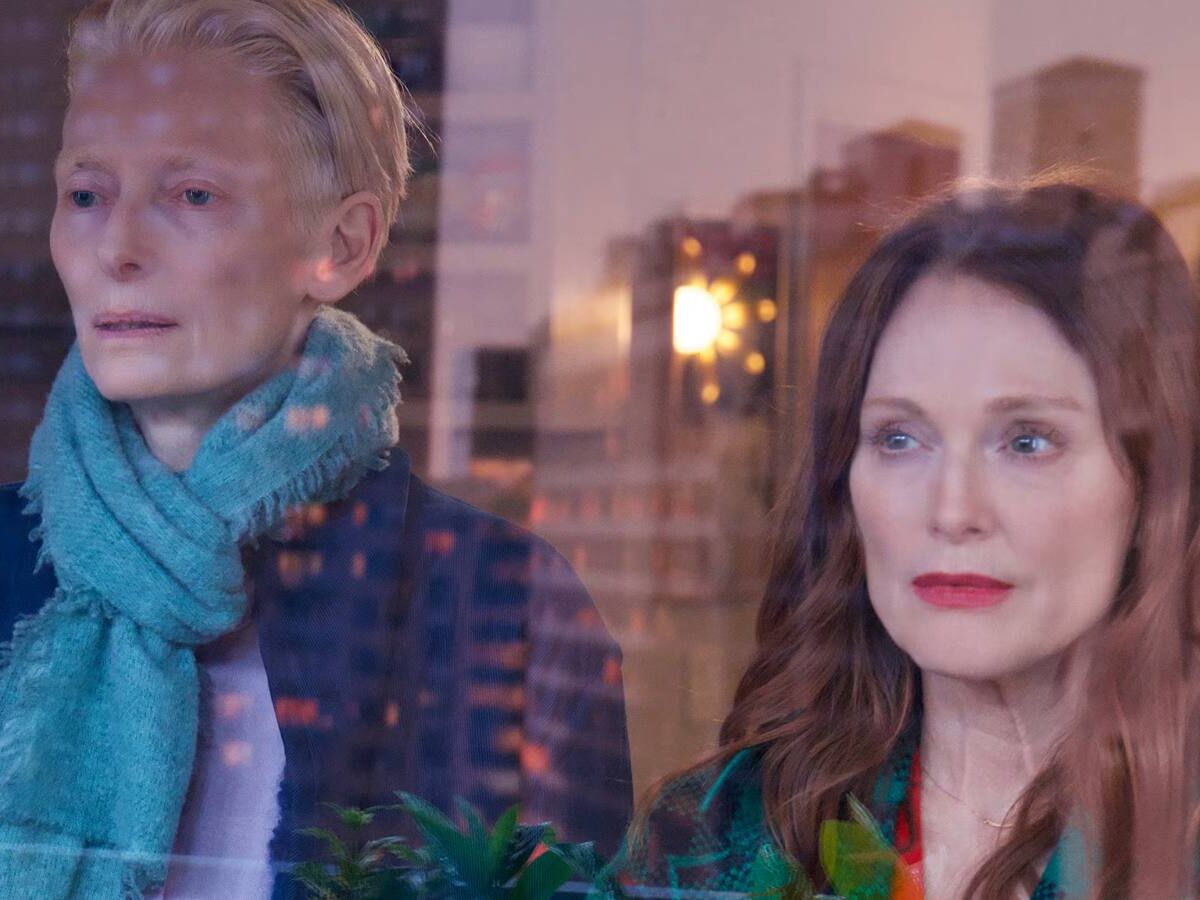 Tilda Swinton e Julianne Moore em cena de O Quarto ao Lado, de Almodóvar; veja a crítica do filme - Foto: Warner Bros.