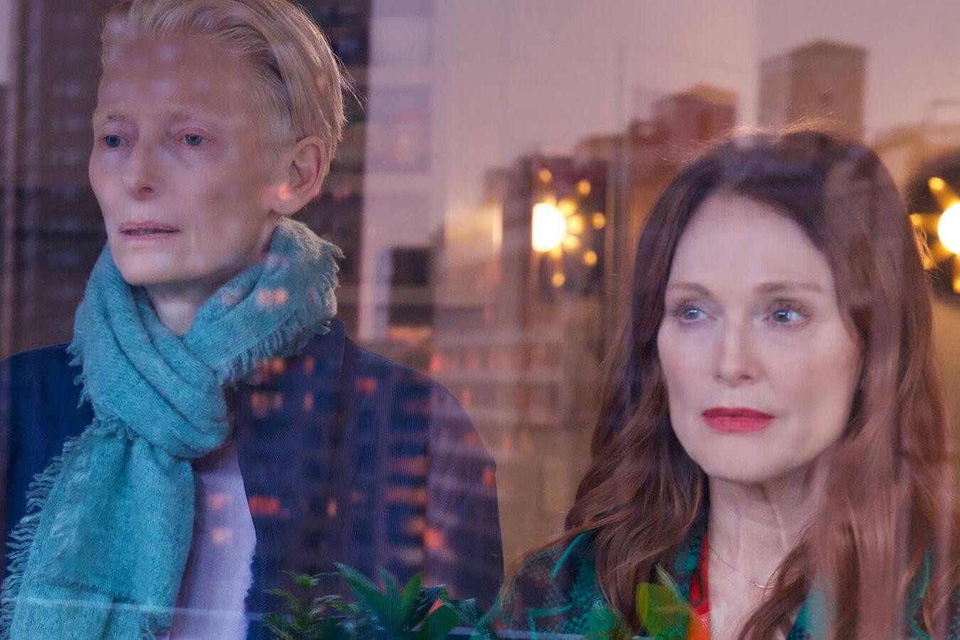 Tilda Swinton e Julianne Moore em cena de O Quarto ao Lado, de Almodóvar; veja a crítica do filme - Foto: Warner Bros.