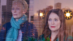 Tilda Swinton e Julianne Moore em cena de O Quarto ao Lado, de Almodóvar; veja a crítica do filme - Foto: Warner Bros.