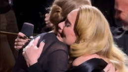 Adele chora ao ver Céline Dion na plateia de seu show