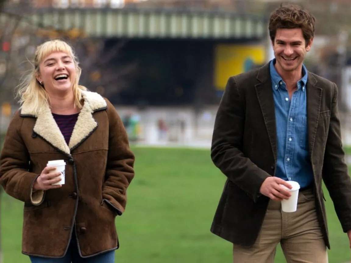 Andrew Garfield leva Florence Pugh de papelão para estreia de filme