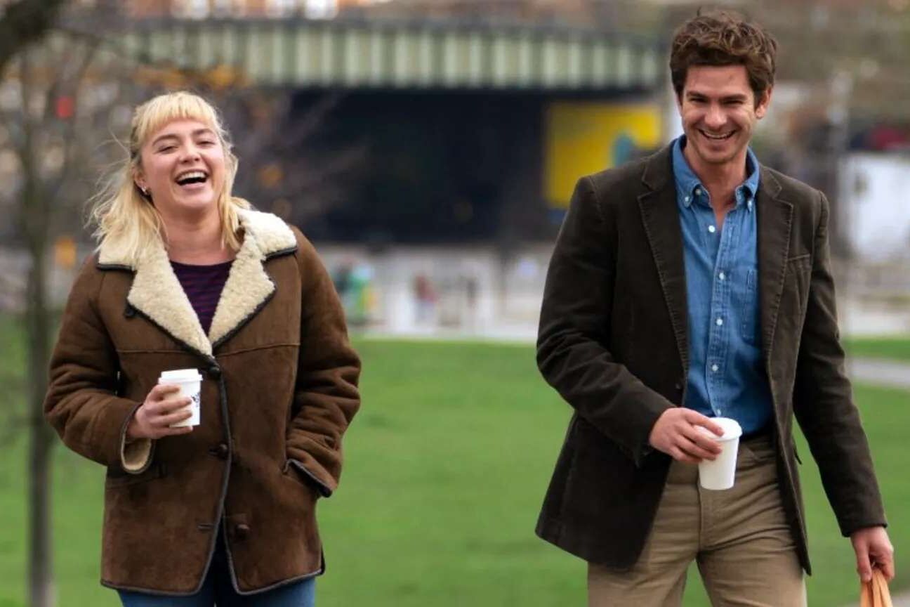 Andrew Garfield leva Florence Pugh de papelão para estreia de filme