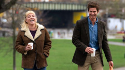 Andrew Garfield leva Florence Pugh de papelão para estreia de filme