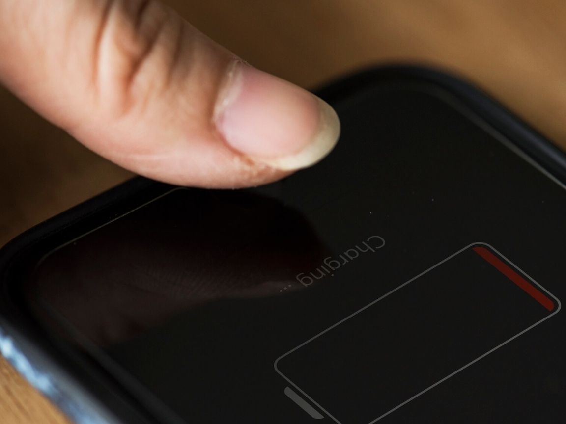 Novo iOS 18.1 chega com Apple Intelligence, mas usuários se queixam de drenagem de bateria