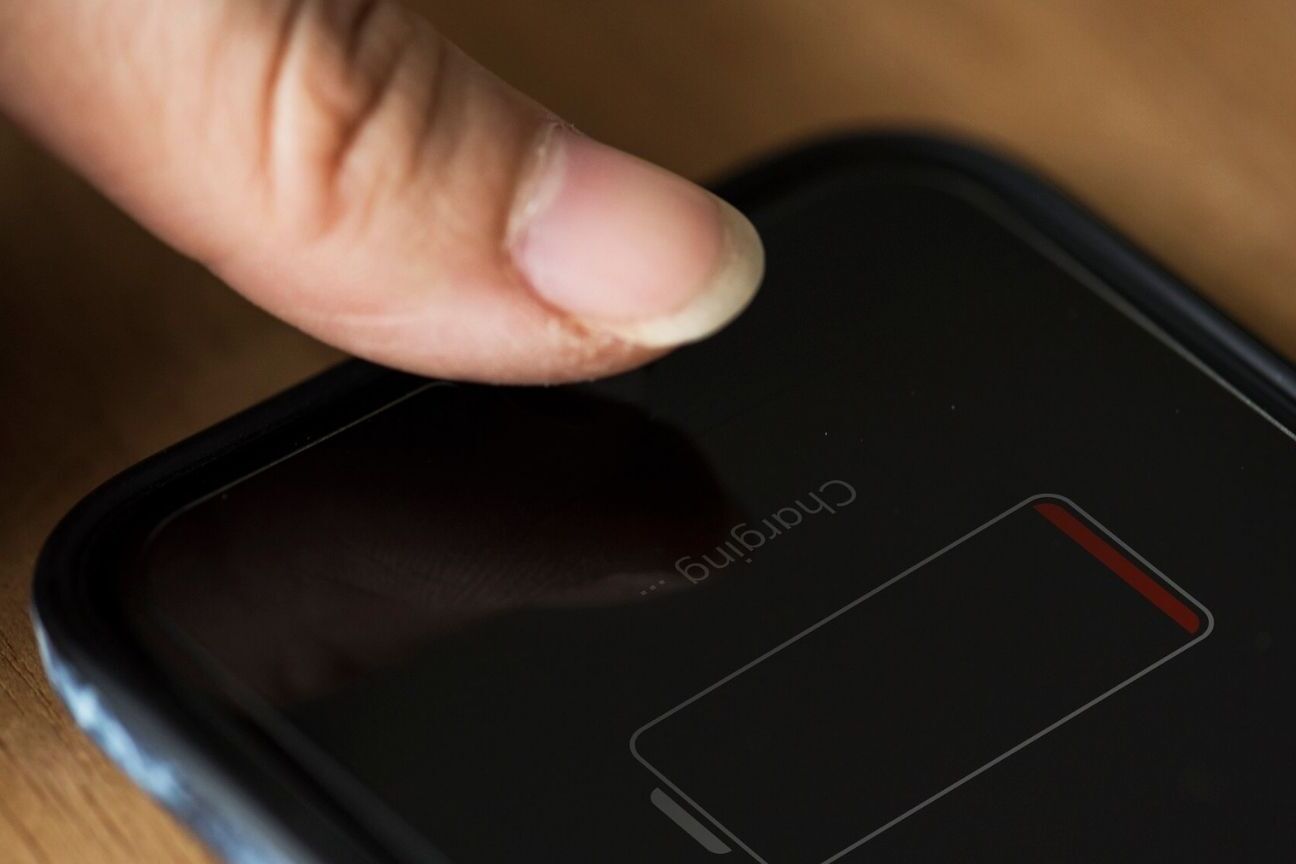 Novo iOS 18.1 chega com Apple Intelligence, mas usuários se queixam de drenagem de bateria