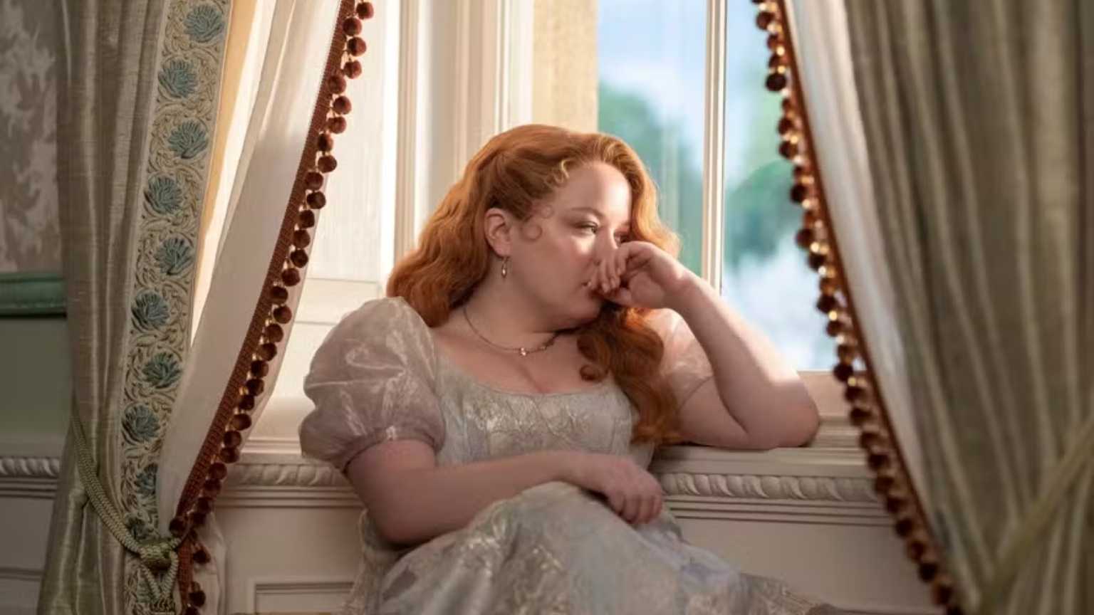 Atriz de Bridgerton se sente ofendida por ser classificada como 'heroína plus size'