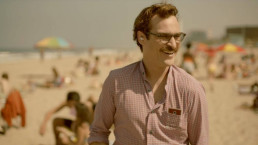 Joaquin Phoenix ficou estressado durante gravação de cena polêmica de Ela, diz Scarlett Johansson