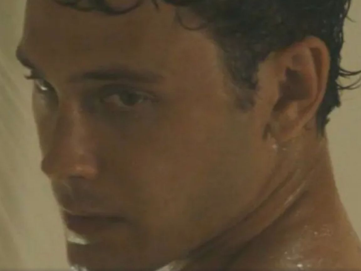 Cooper Koch, de ‘Monstros: Irmãos Menendez’, comenta sobre cena polêmica no chuveiro