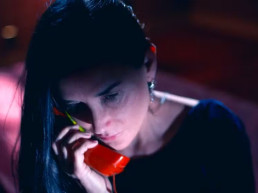 Terror com Demi Moore, A Substância, é classificado como comédia no Globo de Ouro