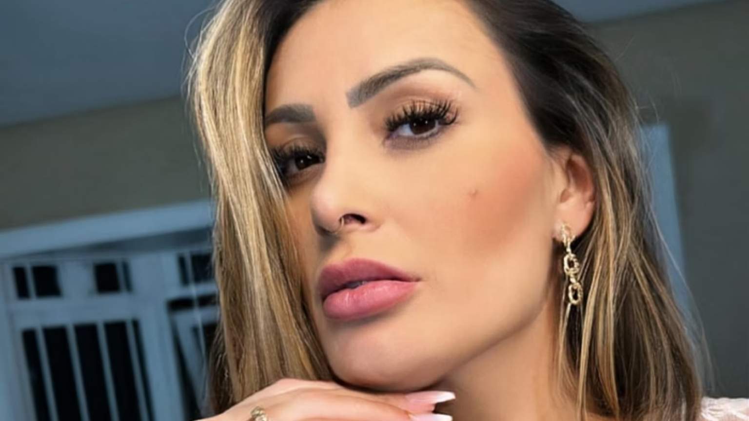 Andressa Urach explica motivo do término de romance com ator pornô