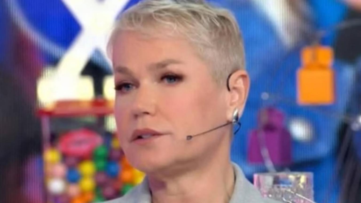 Fã cospe em Xuxa e é contida por seguranças após agressão
