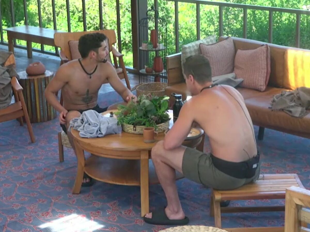 Gui Vieira e Sacha Bali conversam sobre votos em A Fazenda 16 - Foto: Record