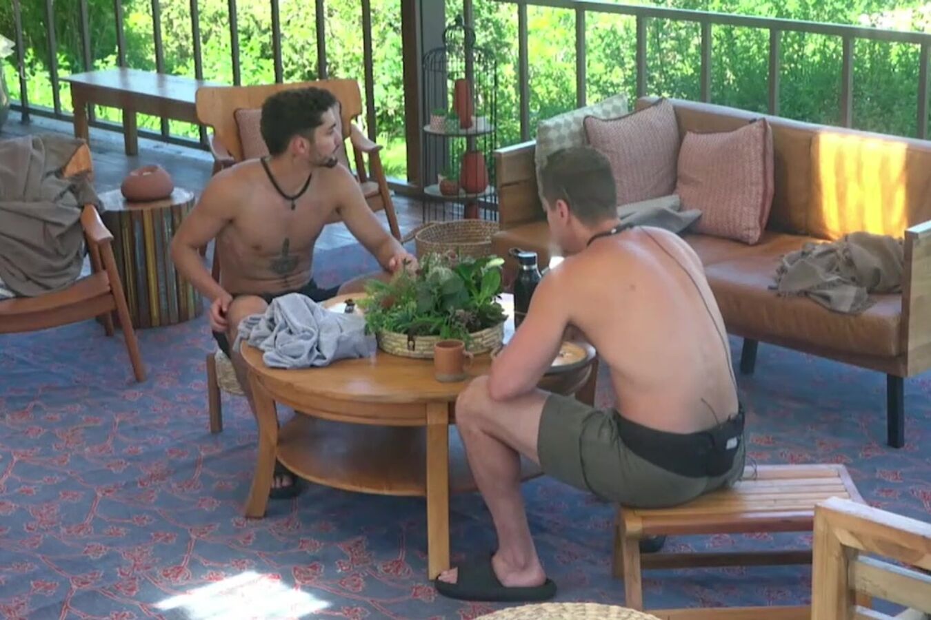 Gui Vieira e Sacha Bali conversam sobre votos em A Fazenda 16 - Foto: Record