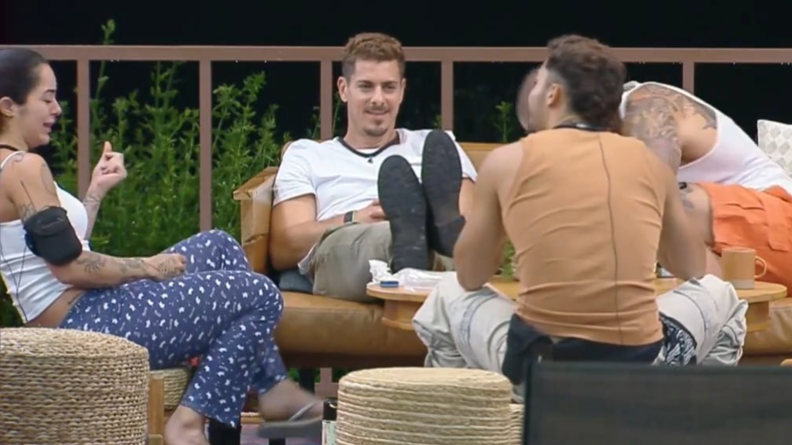 Sacha Bali conversa com aliados sobre confusão com Babi Muniz em A Fazenda 16