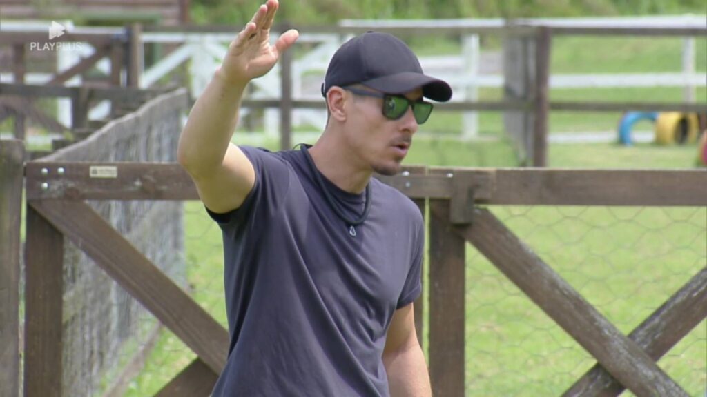 Sacha Bali em discussão com Flora Cruz em A Fazenda 16 - Foto: Record