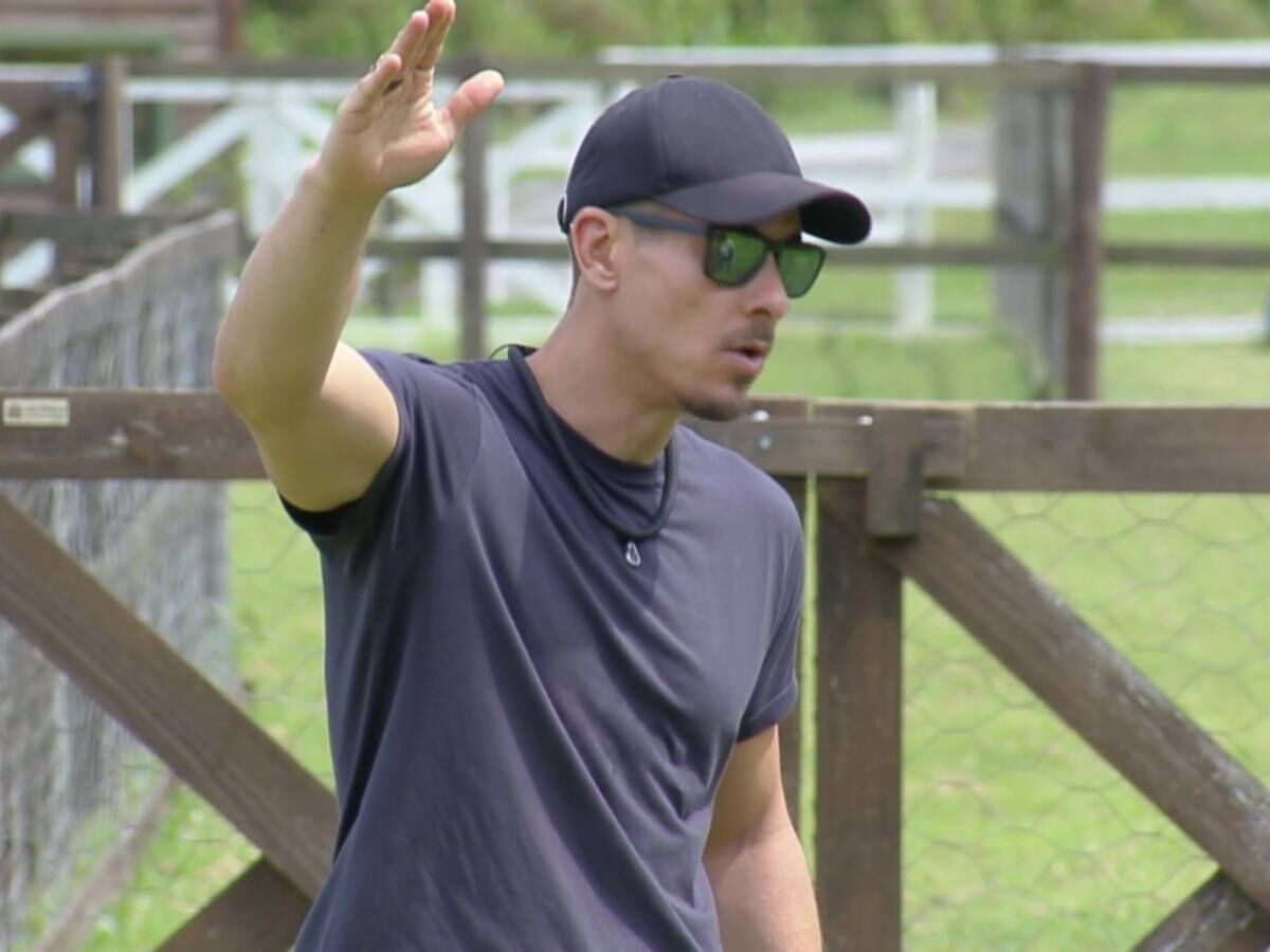 Sacha Bali em discussão com Flora Cruz em A Fazenda 16 - Foto: Record