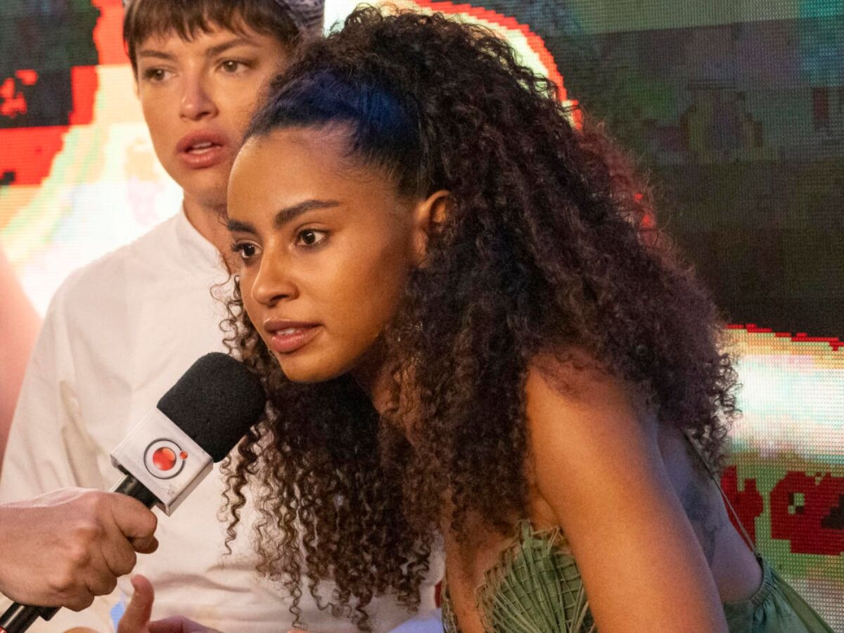 Viola (Gabz) reage às atitudes de Luma (Agatha Moreira) em Mania de Você - Foto: Globo_ Fábio Rocha