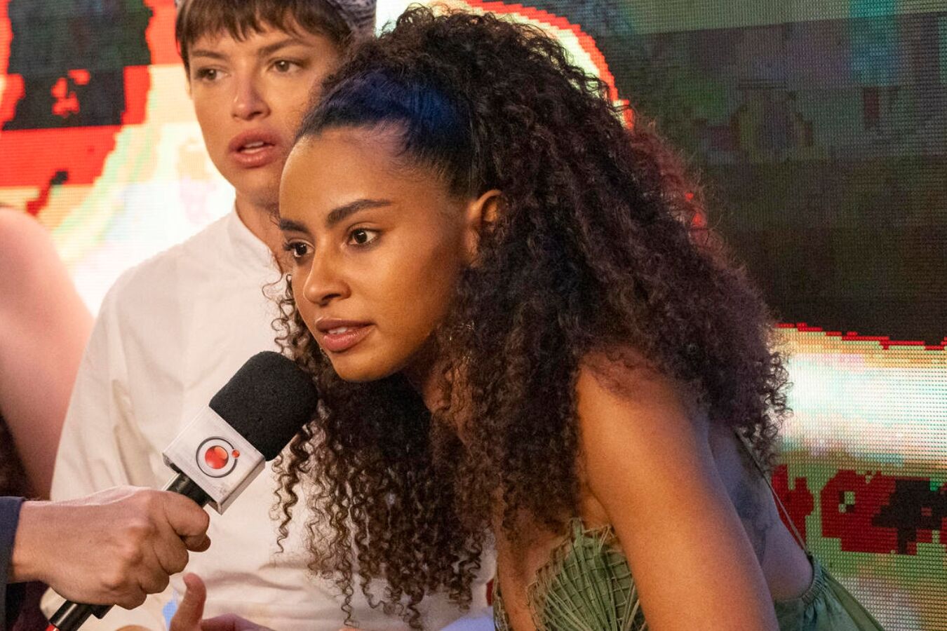 Viola (Gabz) reage às atitudes de Luma (Agatha Moreira) em Mania de Você - Foto: Globo_ Fábio Rocha